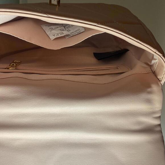 Stylish Quilted Crossbody Bag with Gold Hardware - Picture 6 of 6